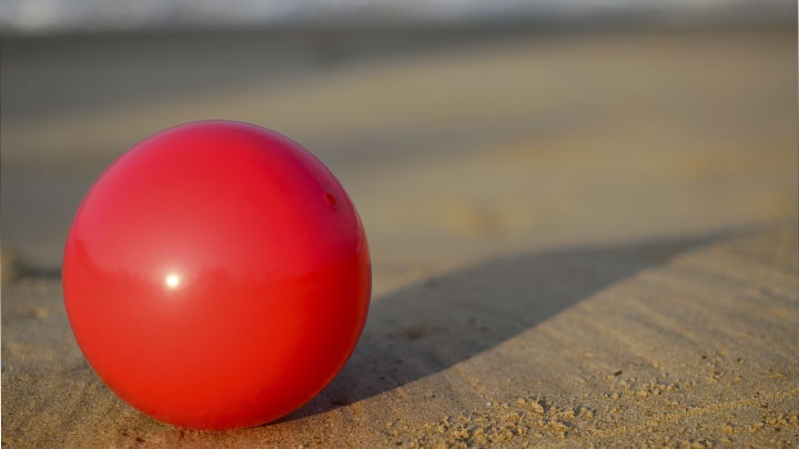 Roter Wasserball