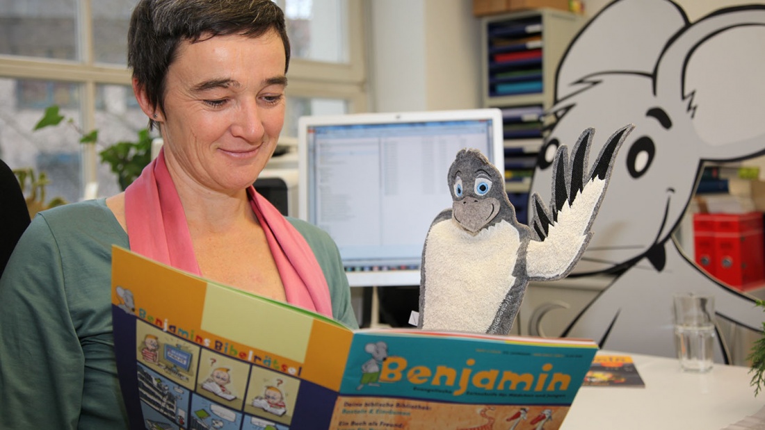 Chefredakteurin Kathrin Kommerell liest ein Benjamin Heft.