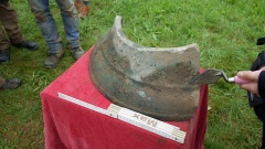 Das Fundstück stammt vom unteren Teil einer Glocke, die wahrscheinlich einen Durchmesser von sechzig Zentimetern hatte.