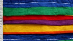 Bild zeigt Mundschutz in Regenbogenfarben