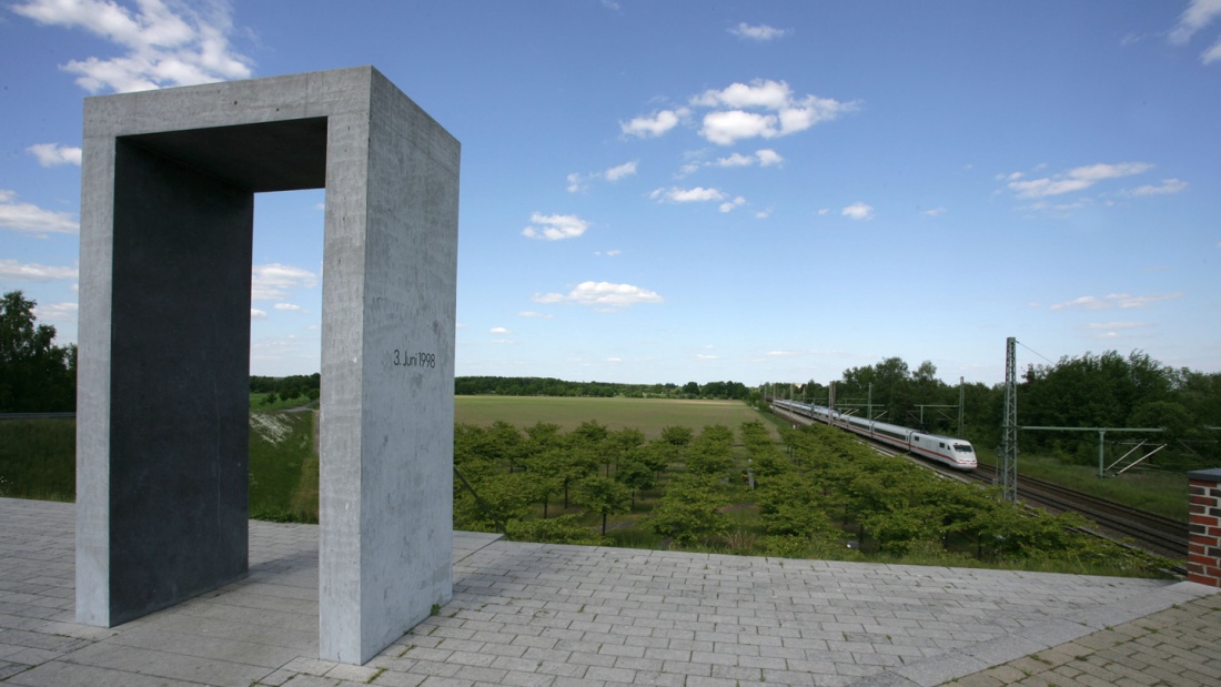 Auf einer Brücke in Eschede steht eine Gedenktafel für die 101 Menschen, die bei dem Zugunglück ums Leben kamen.