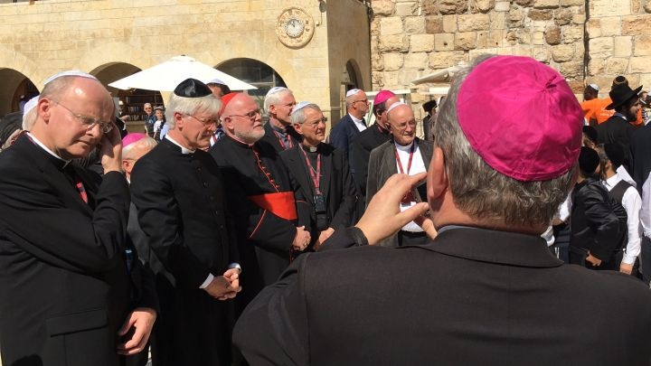 Ratsvorsitzender Heinrich Bedford-Strohm mit Reinhard Kardinal Marx beim Besuch der ökumenischen Delegation im Heiligen Land beim Besuch der Klagemauer in Jerusalem.