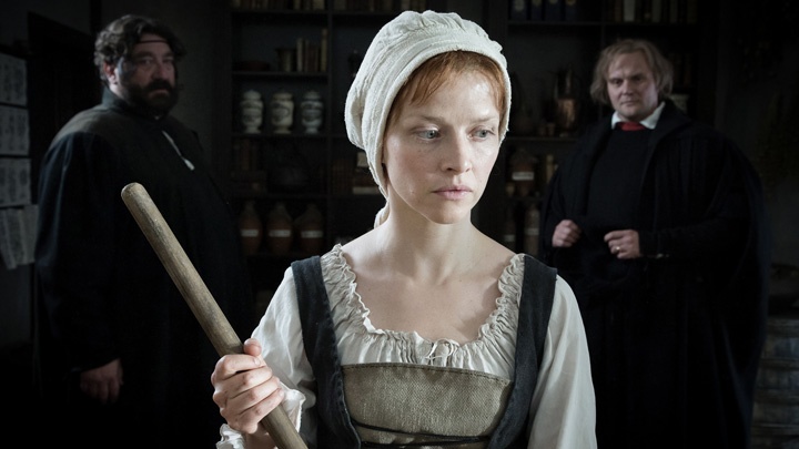 In dieser Szene aus dem Film"Katharina Luther" von Regisseurin Julia von Heinz, der im Februar 2017 in der ARD zu sehen ist begegnen sich Katharina und Luther in der Apotheke der Cranachs. 