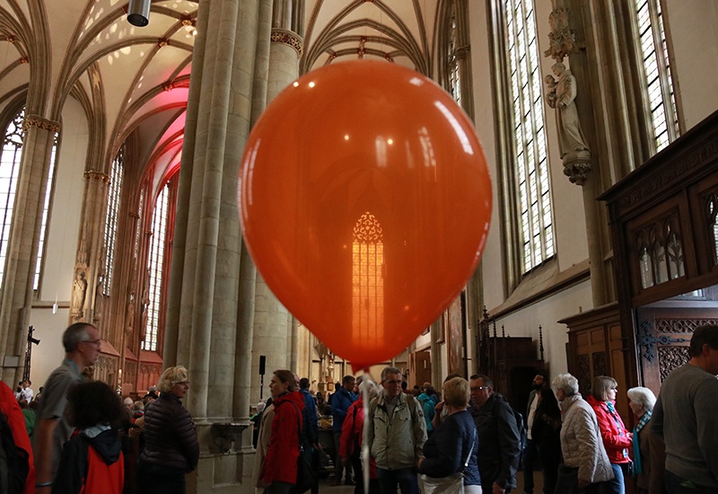 Katholikentags-Besucher in der Lamberti-Kirche.