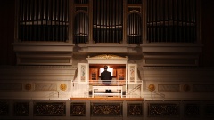 Organist spielt an einer Orgel.