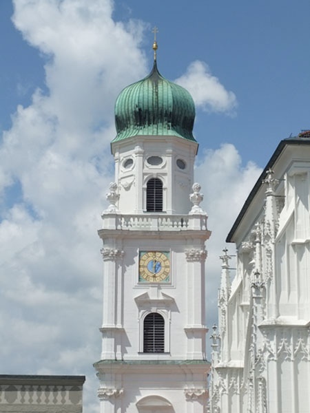 Grün-weiß-golden: Der Stephansdom in Passau (Bayern)