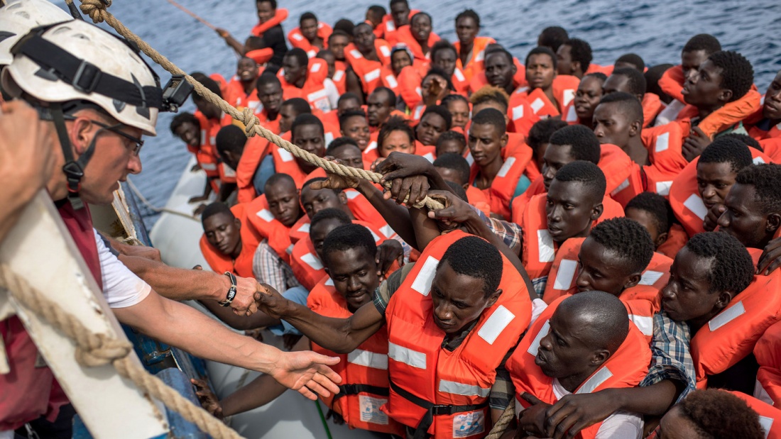 Die Crew der Sea Watch-2 hilft am 27. Oktober 2016 Flüchtlingen im Mittelmeer von einem Schlauchboot an Bord der Sea Watch-2. 