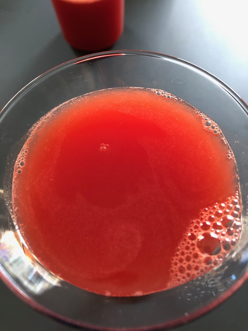 Ein Glas mit Melonen- und Gurkensaft