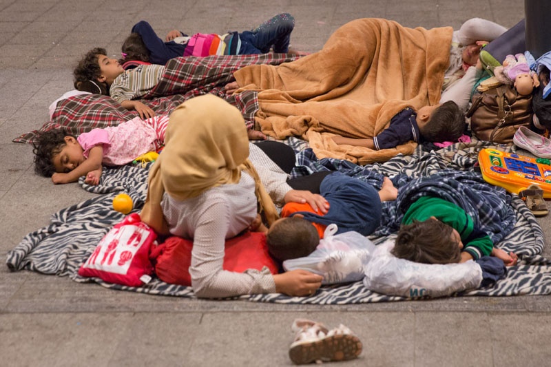 Eine Familie schläft auf dem Boden des Bahnhofs Budapest-Keleti. die Menschen wollen kein Asyl in Ungarn beantragen und versammeln sich deshalb in Budapest.