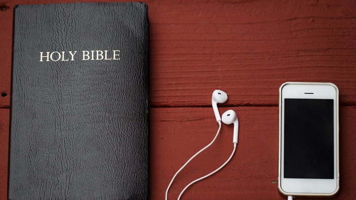 Telefon und Bibel