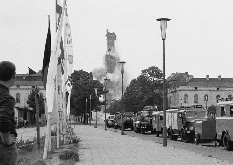 Sprengung der Garnisonkirche.