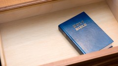 Eine Bibel liegt in einer Nachttischschublade.