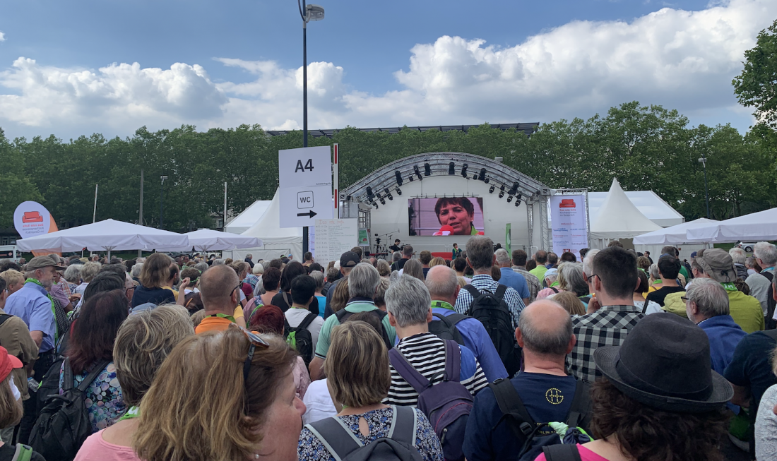 Zuschauer vor der Bühne des "roten Sofas" auf dem Dortmunder Messegelände.