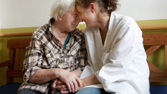 Altenpflegerin kümmert sich um Demenzkranke