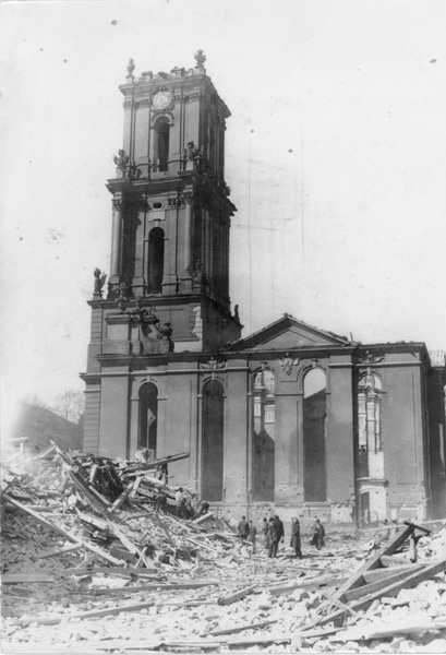 Die Garnisonkirche nach einem Bombenangriff und einem Feuer.