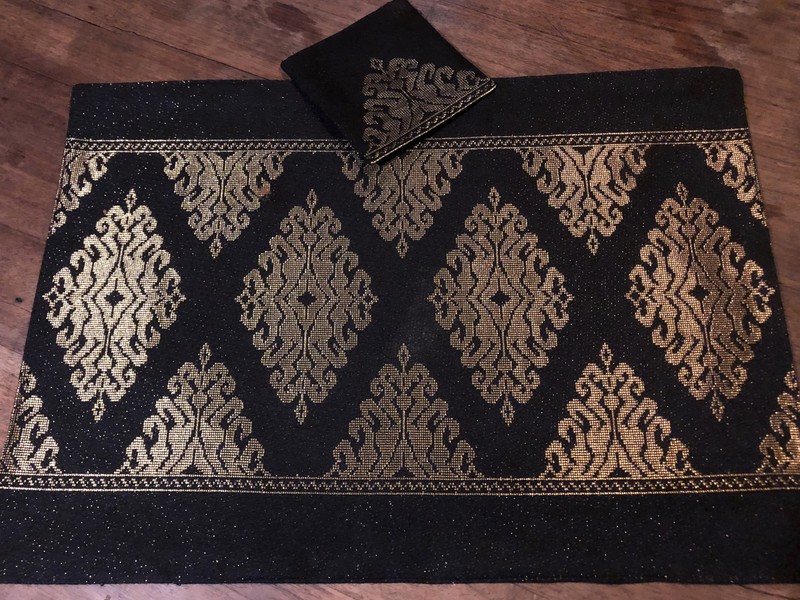 Tischgedeck aus Stoff in schwarz und gold