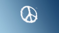 Peace-Zeichen vor blauem Himmel