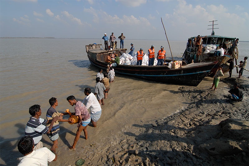 Lebensmittelverteilung von Bootaus in Bangladesh