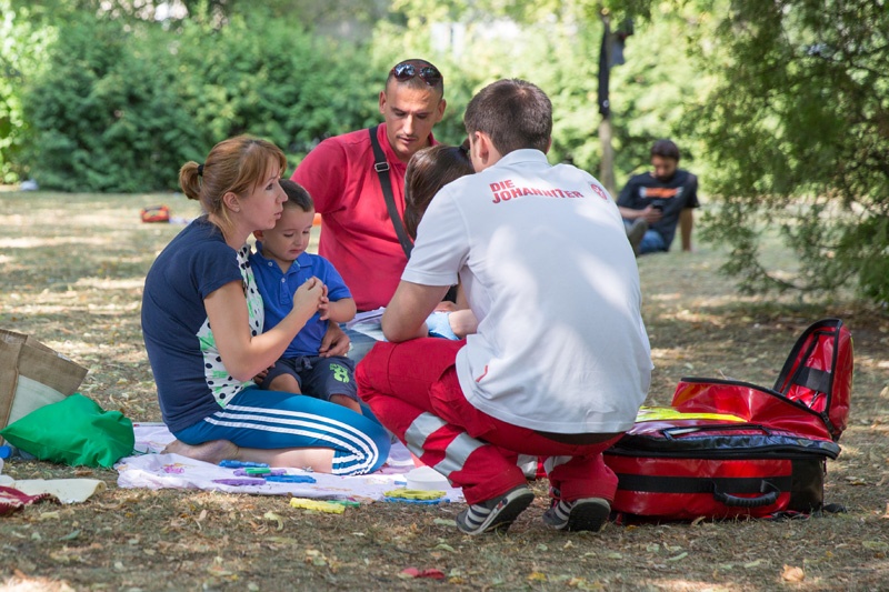 Auch Saniäter kümmerten sich um die wartenden Flüchtlinge in Berlin. 