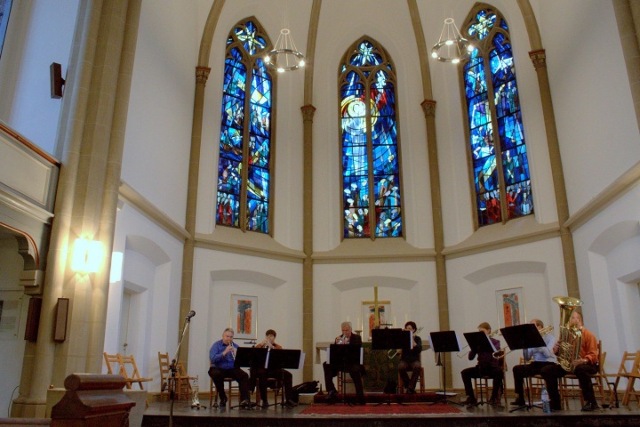 Altarraum der Pauluskirche mit Musikern