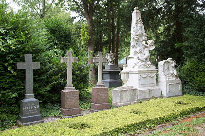 Auf dem Familiengrab der Bankiersfamilie Kessler erinnern drei Kreuze und ein großes Marmorgrabmal an die Verstorbenen. Unter dem schwarzen Kreuz liegt Otto Busch begraben, Hauslehrer der Familie und Bruder des Karrikaturisten Wilhelm Busch.