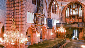 Blick in den Meldorfer Dom und auf die Marcussen-Orgel