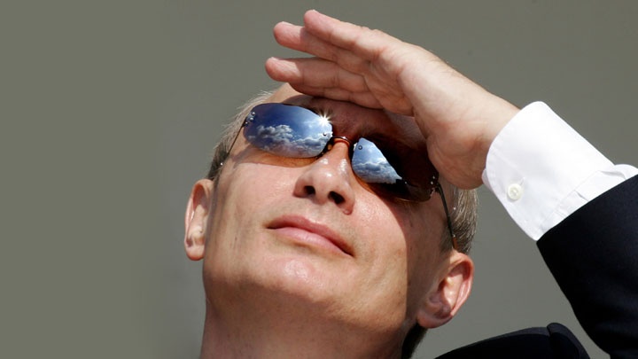Wladimir Putin mit Pilotensonnenbrille schaut in den Himmel