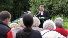 Pfarrer Matthias Engelke bei einer Andacht vor den Toren des Fliegerhorstes Büchel in der Eifel (Archiv).