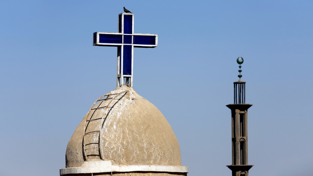 Christliche Kirche und Moschee in der Stadt Shanayna in der Dioezese Assiut in Ägypten. 