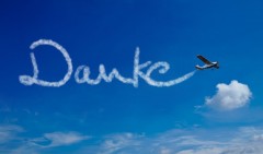 Flugzeug schreibt das Wort Danke an den blauen Himmel