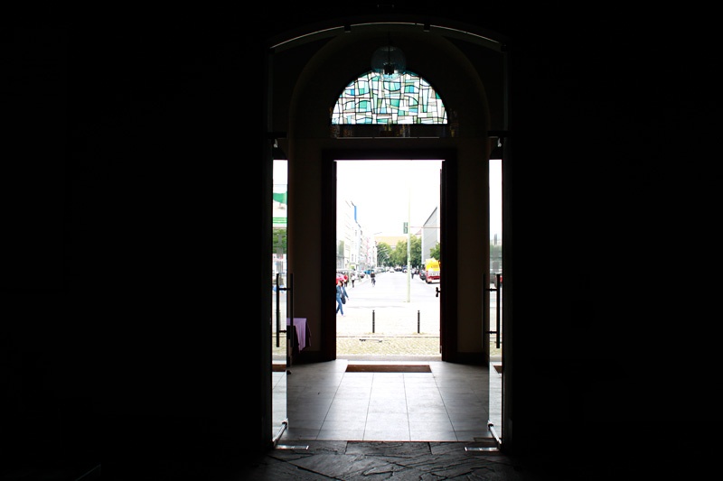 Ausblick aus dem Eingangsportal der Kirche auf den Straßenverkehr