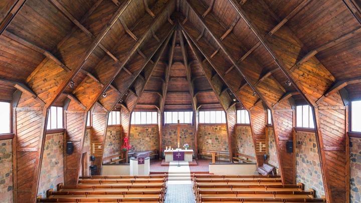 Die Pankratiuskapelle in Gießen ist eine der sogenannten Notkirchen, die in der Nachkriegszeit nach einem Modell des Architekten Otto Bartning entstanden. 