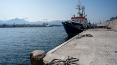  Das deutsche Rettungsschiff "Sea-Watch 4" im Hafen von Palermo.