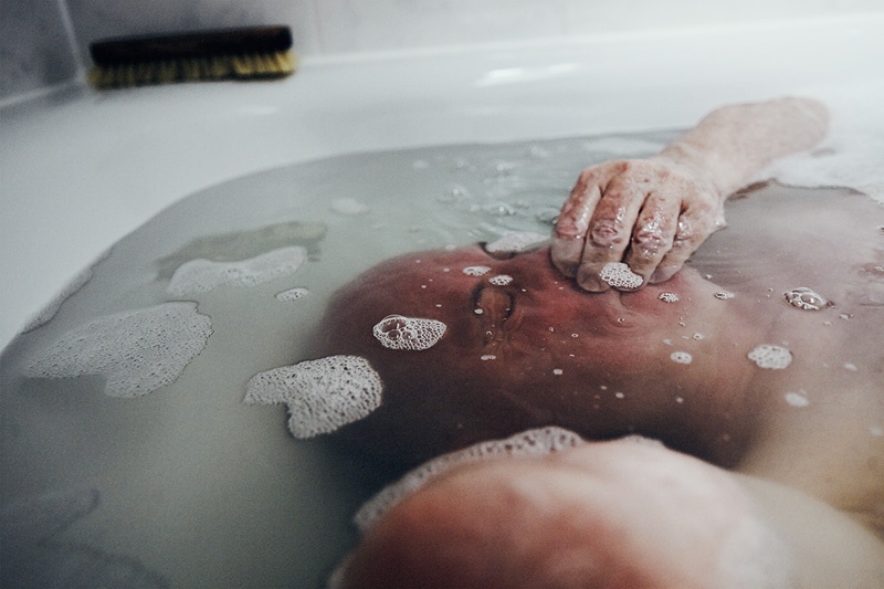 J. B. liegt in der Badewanne.