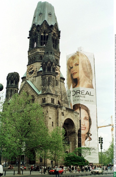 Der Glockenturm der Berliner Kaiser-Wilhelm-Gedächtniskirche war im Mai 1999 in eine riesige Litfaßsäule verwandelt, weil er restauriert wurde