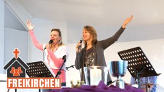 Gottesdienst in der FeG Wetzlar: Eine Band begleitet die Gemeinde beim Singen. 
