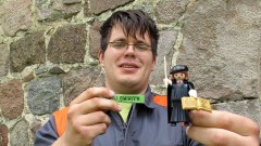 Lars Fischer mit einem Playmobil-Luther den er als Geo-Cache in der Uckermarck versteckt hat