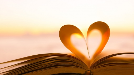 Buch, bei dem aus zwei Seiten ein Herz geformt ist.