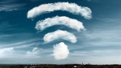 Wolken in Form eines Wifi-Symbols über einer Stadt.