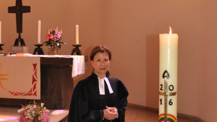 Pastorin Anke Merscher-Schüler vor dem Taufbecken in der Pauluskirche.